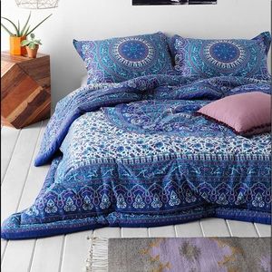 URBAN OUTFITTERS OPHELIA MEDALLION COMFORTER